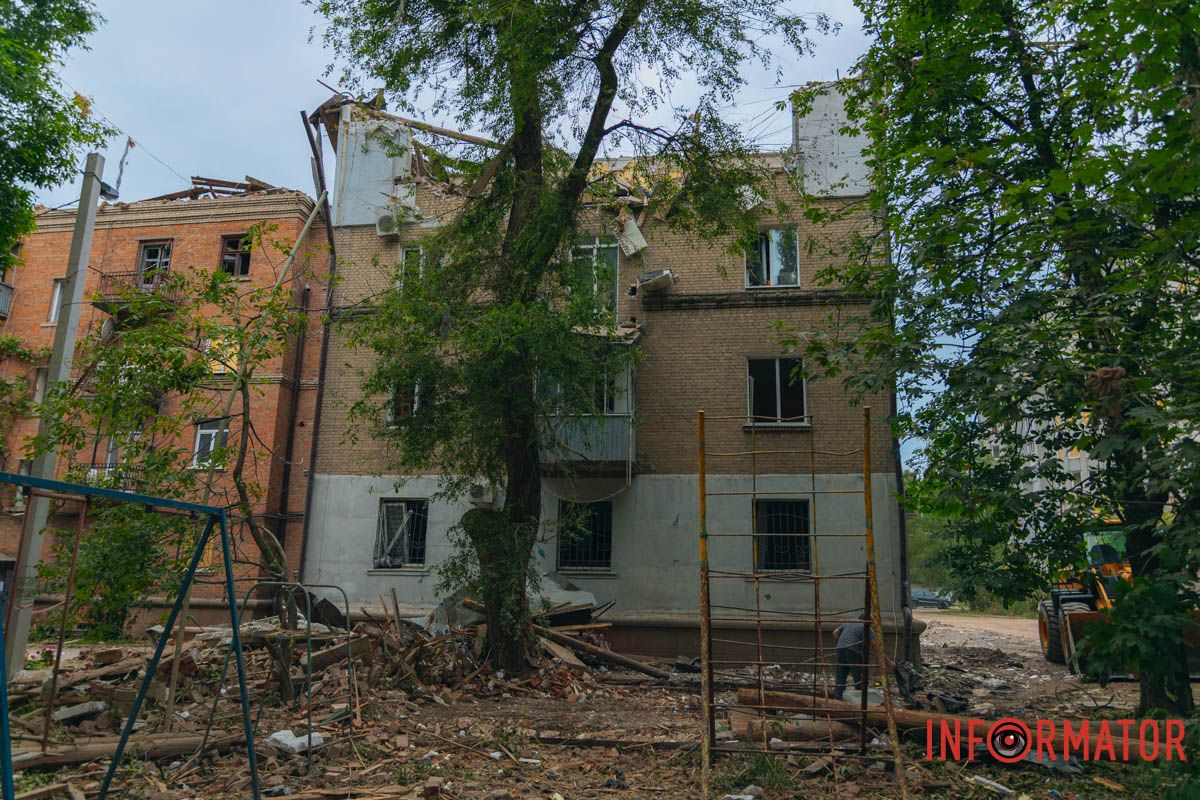 містяни несуть квіти до зруйнованого будинку, триває ліквідація наслідків