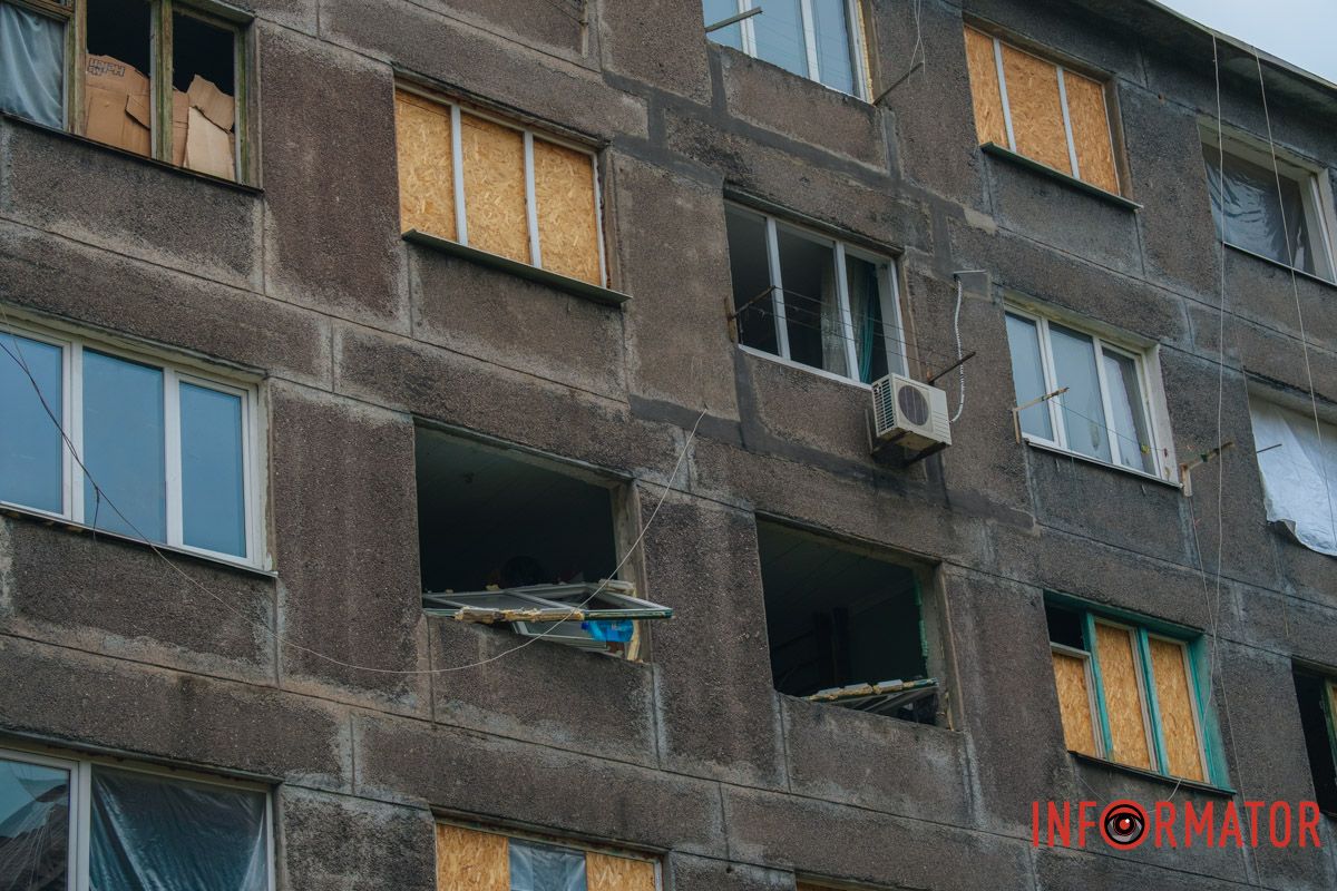 містяни несуть квіти до зруйнованого будинку, триває ліквідація наслідків