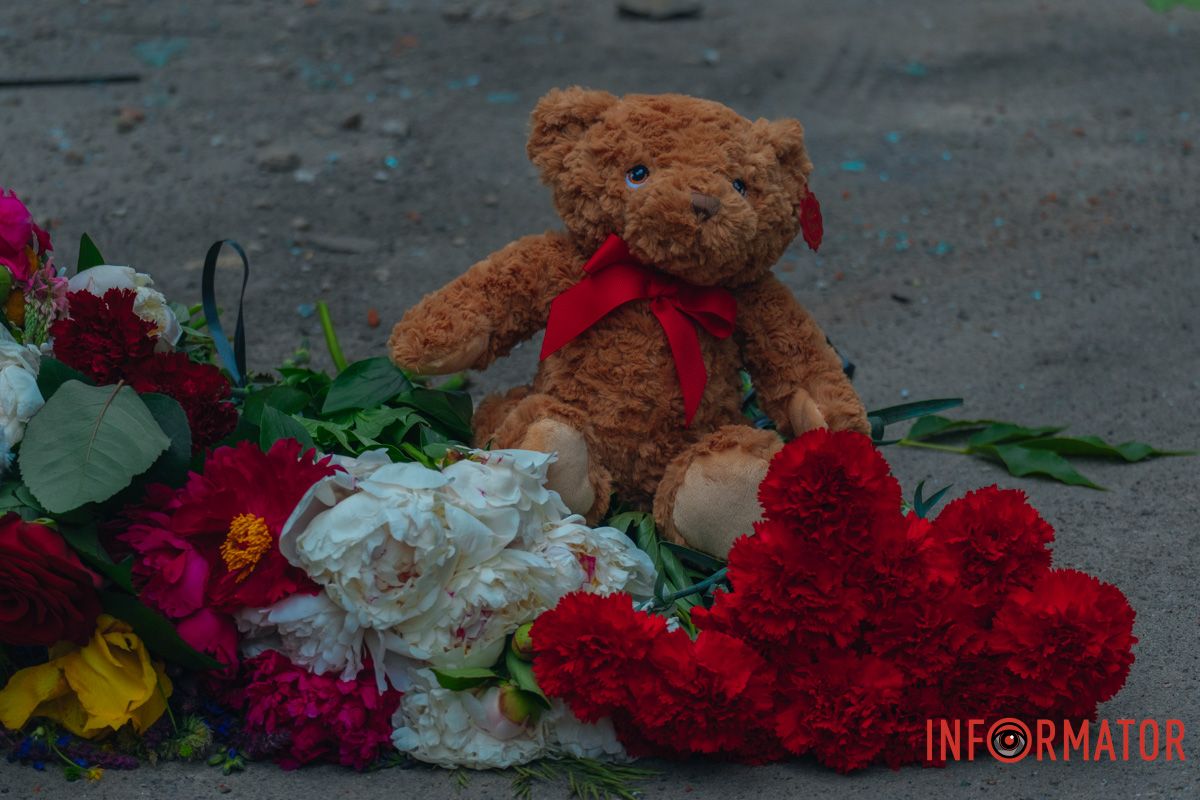 містяни несуть квіти до зруйнованого будинку, триває ліквідація наслідків