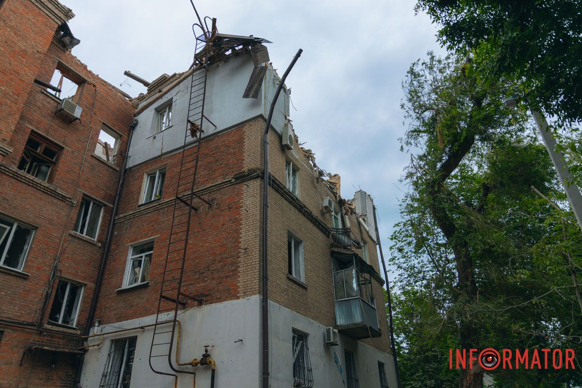 містяни несуть квіти до зруйнованого будинку, триває ліквідація наслідків