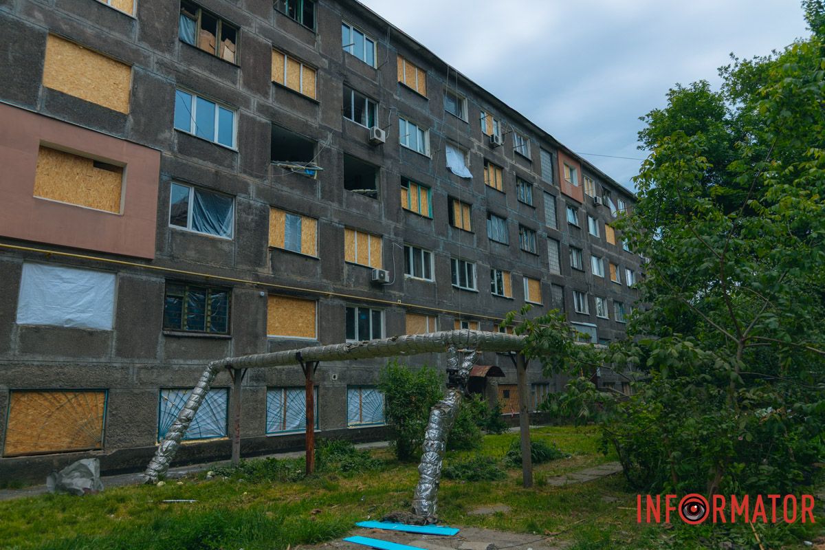 містяни несуть квіти до зруйнованого будинку, триває ліквідація наслідків