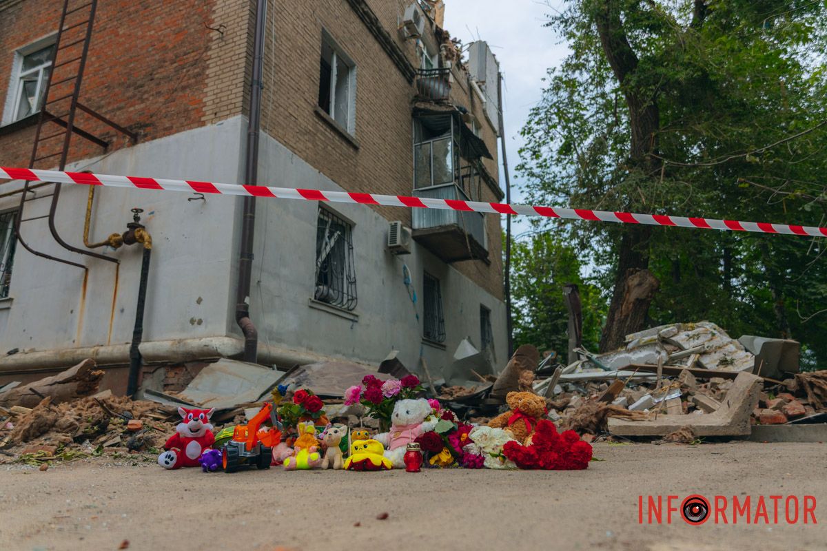 містяни несуть квіти до зруйнованого будинку, триває ліквідація наслідків
