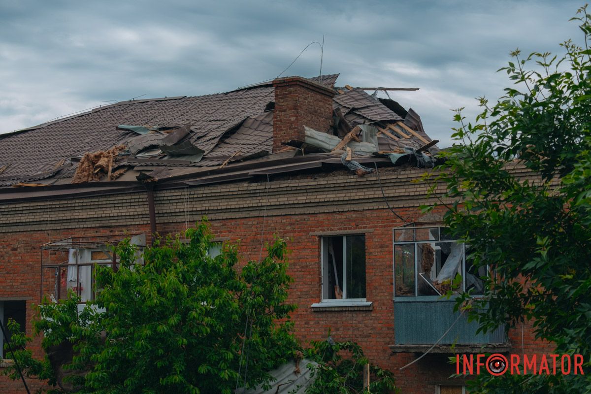 містяни несуть квіти до зруйнованого будинку, триває ліквідація наслідків