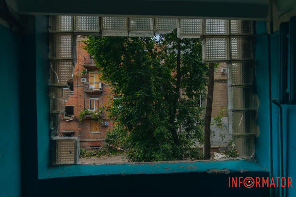 містяни несуть квіти до зруйнованого будинку, триває ліквідація наслідків
