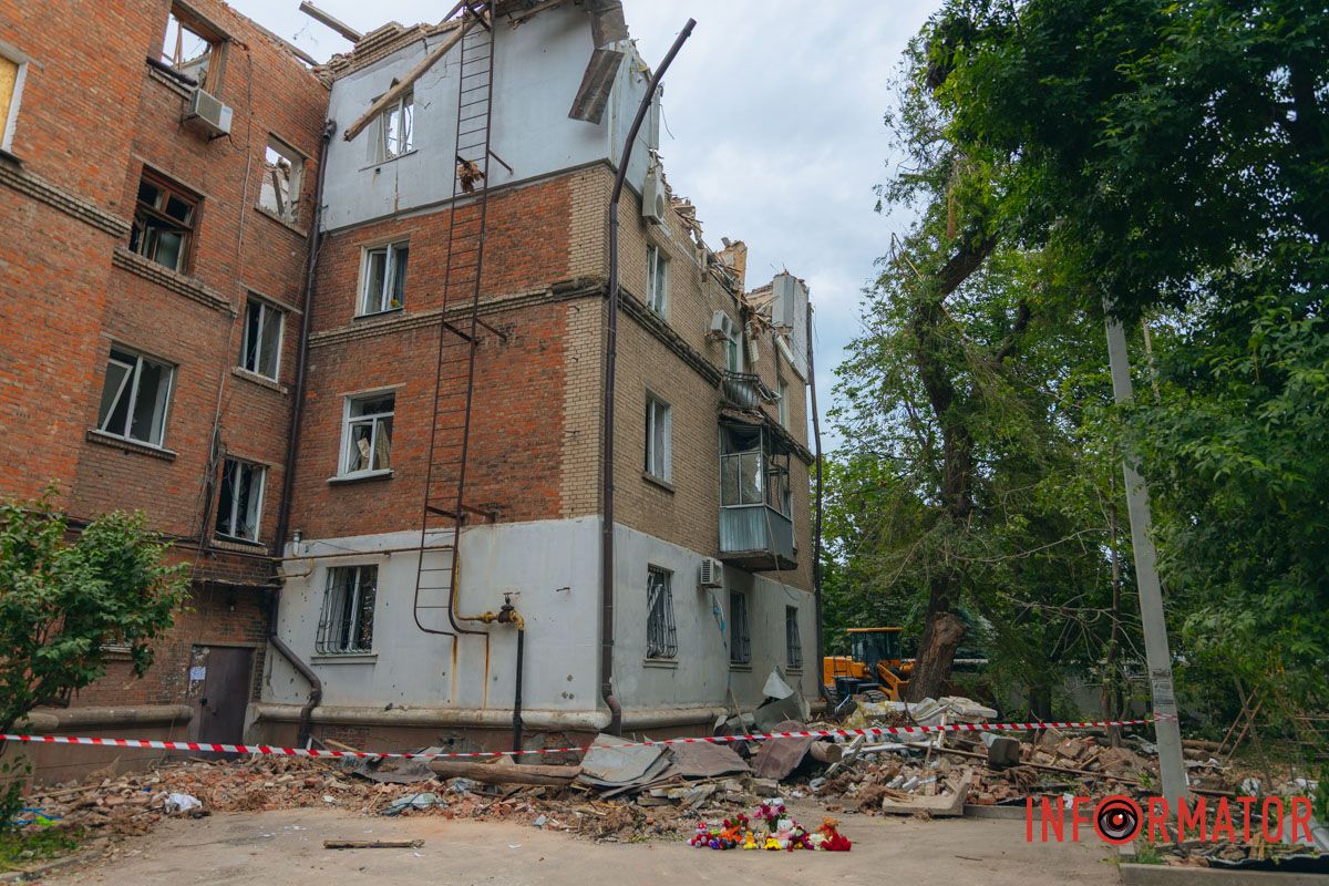 містяни несуть квіти до зруйнованого будинку, триває ліквідація наслідків