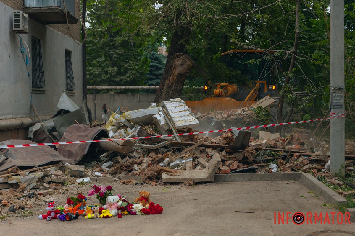 містяни несуть квіти до зруйнованого будинку, триває ліквідація наслідків