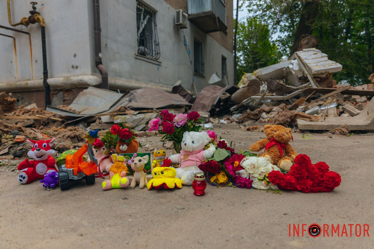 містяни несуть квіти до зруйнованого будинку, триває ліквідація наслідків
