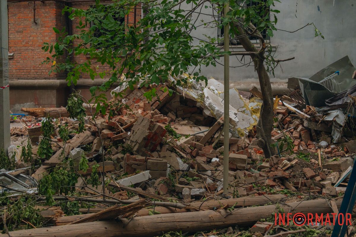 містяни несуть квіти до зруйнованого будинку, триває ліквідація наслідків