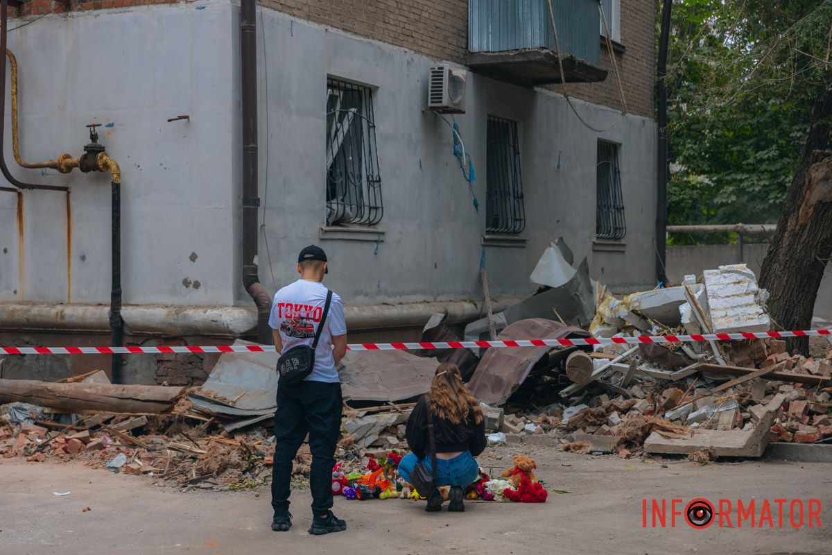 містяни несуть квіти до зруйнованого будинку, триває ліквідація наслідків