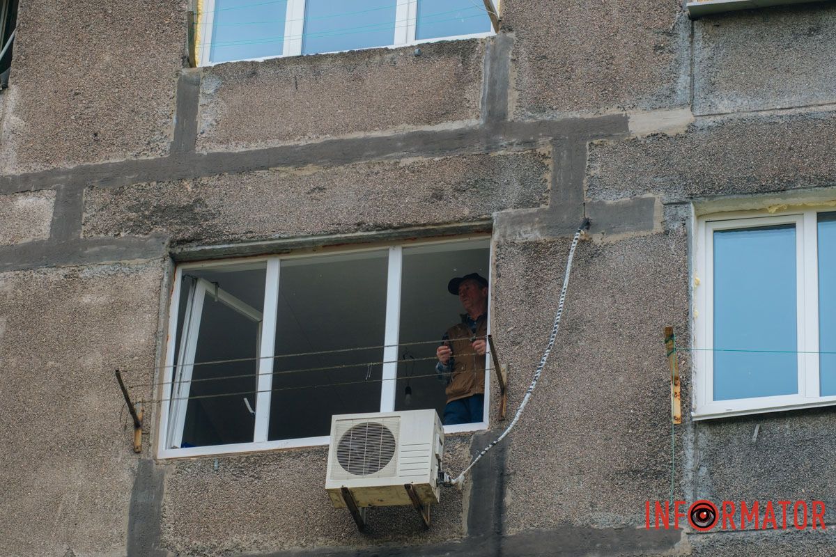 містяни несуть квіти до зруйнованого будинку, триває ліквідація наслідків