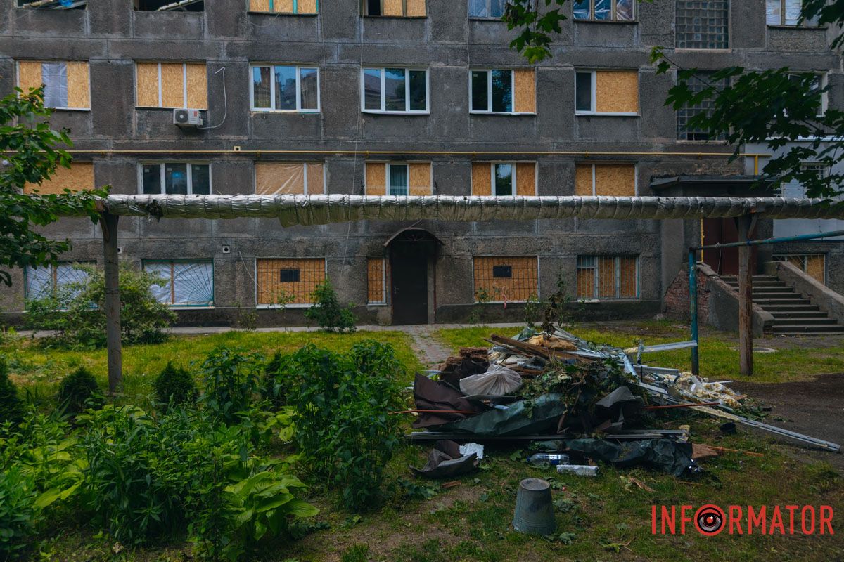 містяни несуть квіти до зруйнованого будинку, триває ліквідація наслідків