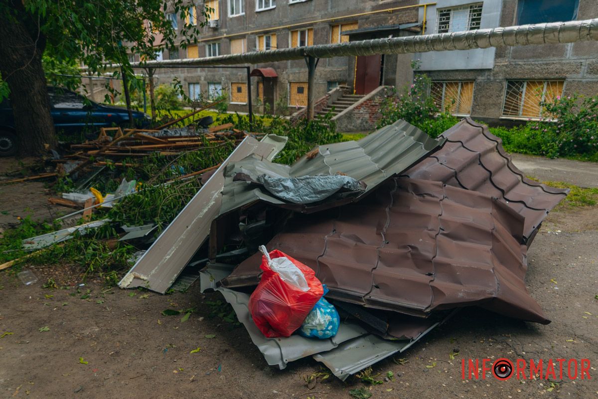 містяни несуть квіти до зруйнованого будинку, триває ліквідація наслідків