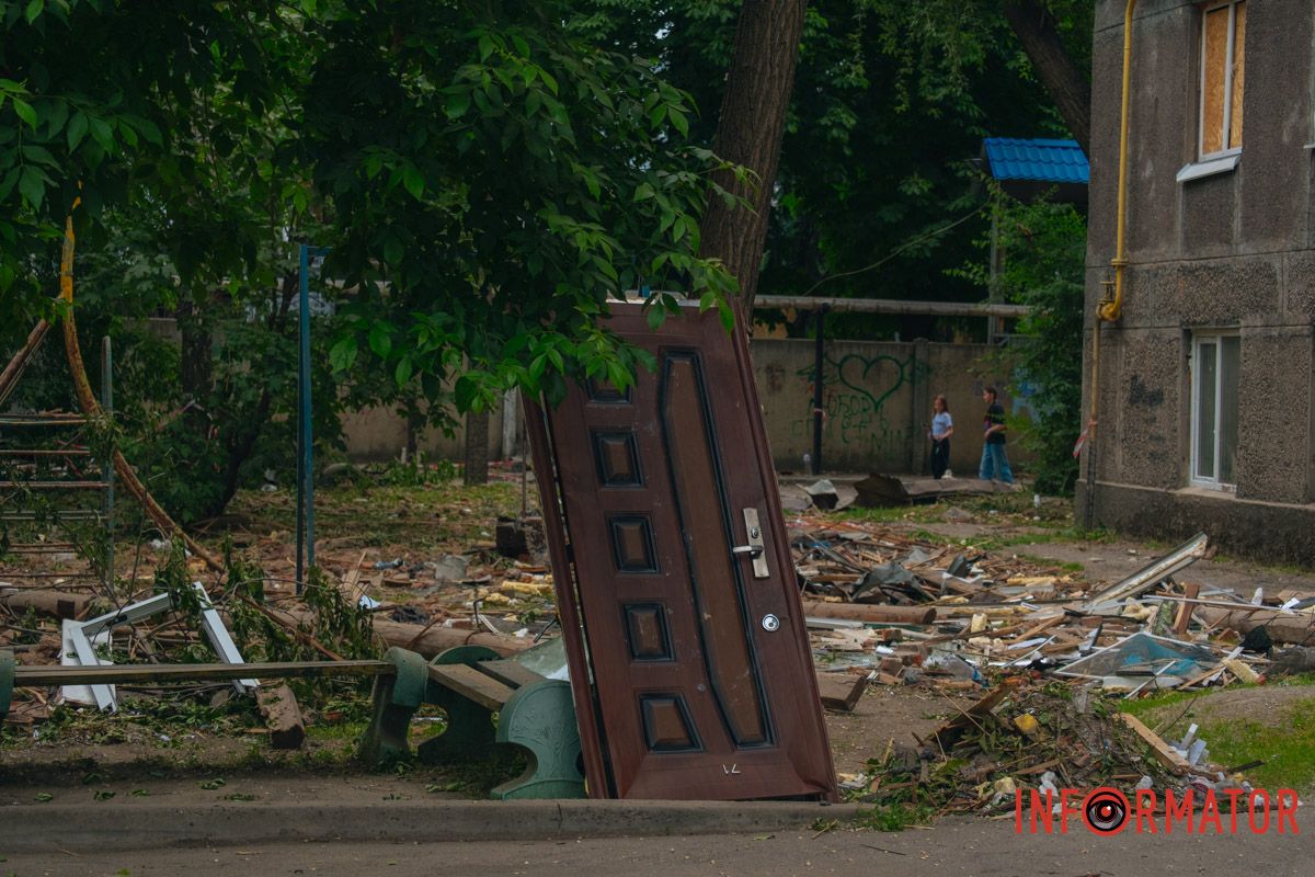 містяни несуть квіти до зруйнованого будинку, триває ліквідація наслідків