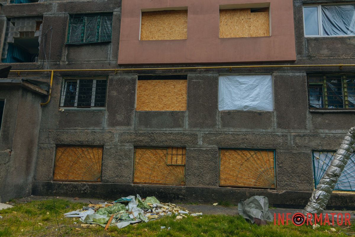 містяни несуть квіти до зруйнованого будинку, триває ліквідація наслідків