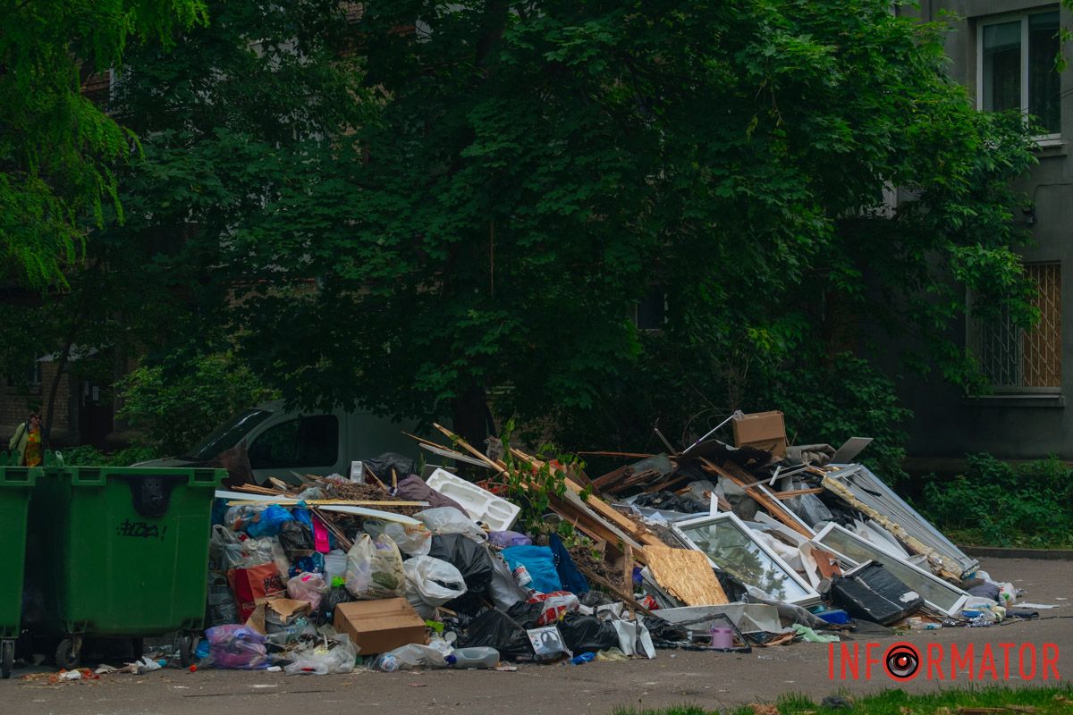 містяни несуть квіти до зруйнованого будинку, триває ліквідація наслідків