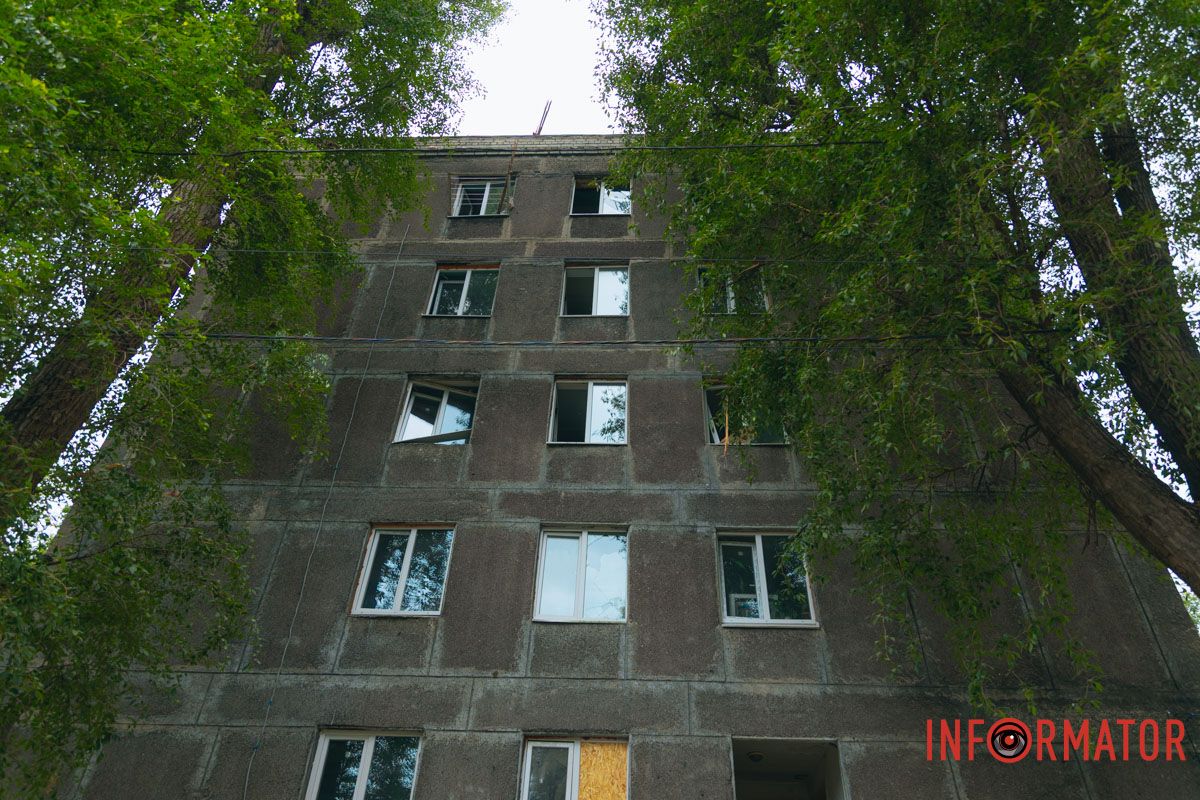 містяни несуть квіти до зруйнованого будинку, триває ліквідація наслідків