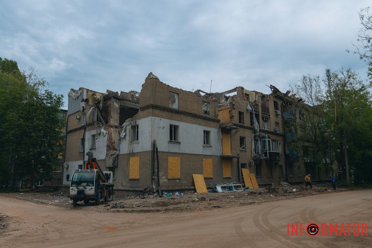 містяни несуть квіти до зруйнованого будинку, триває ліквідація наслідків