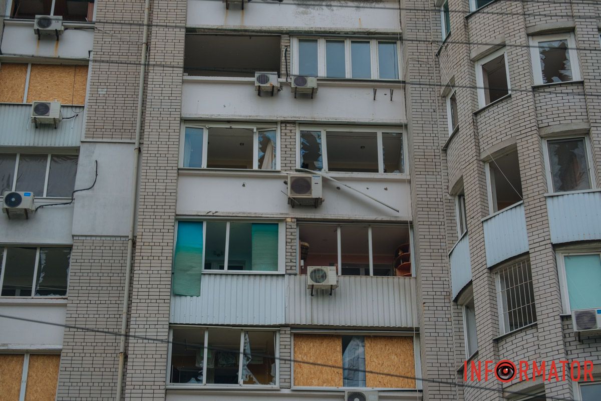 містяни несуть квіти до зруйнованого будинку, триває ліквідація наслідків
