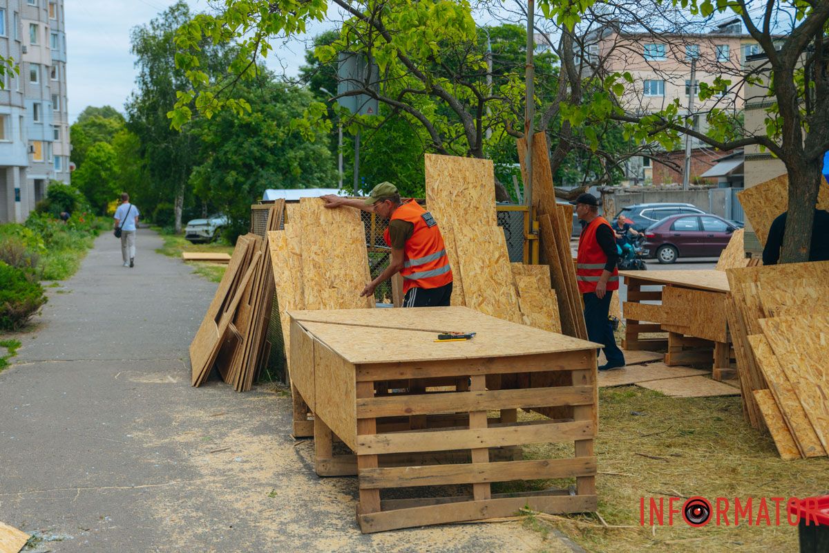 містяни несуть квіти до зруйнованого будинку, триває ліквідація наслідків