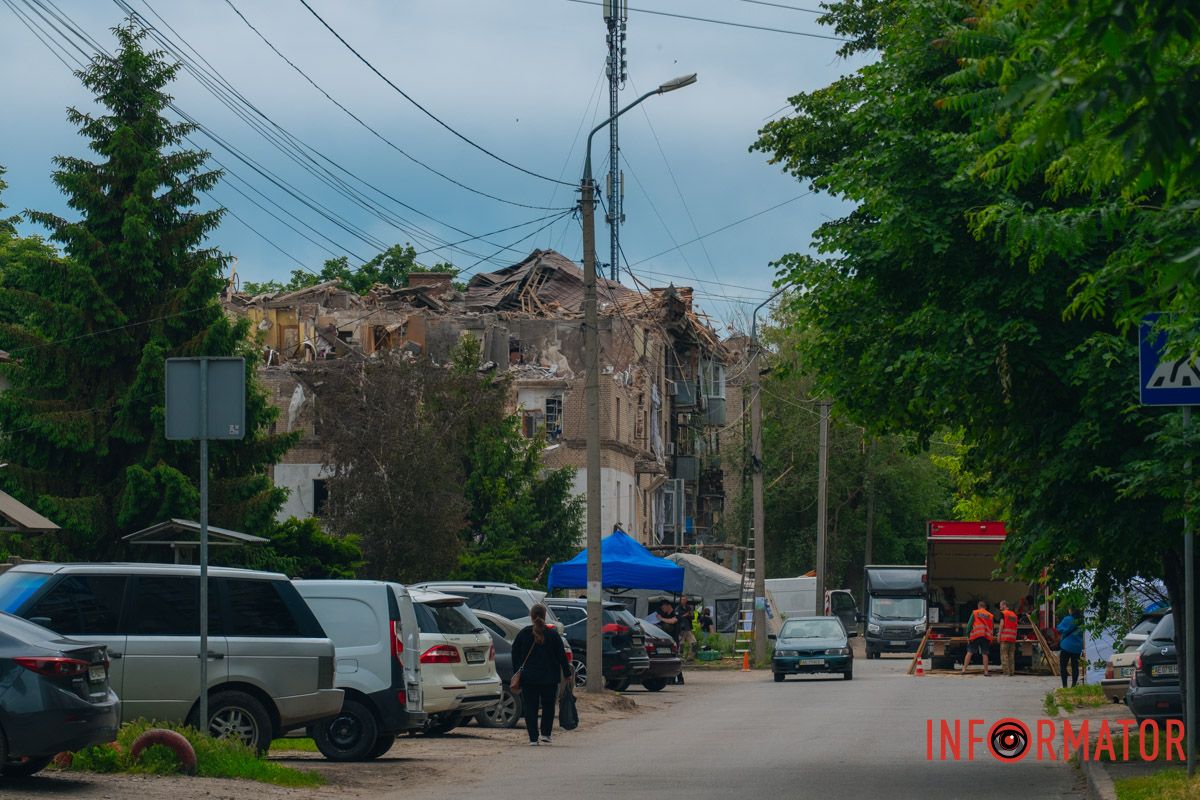 містяни несуть квіти до зруйнованого будинку, триває ліквідація наслідків