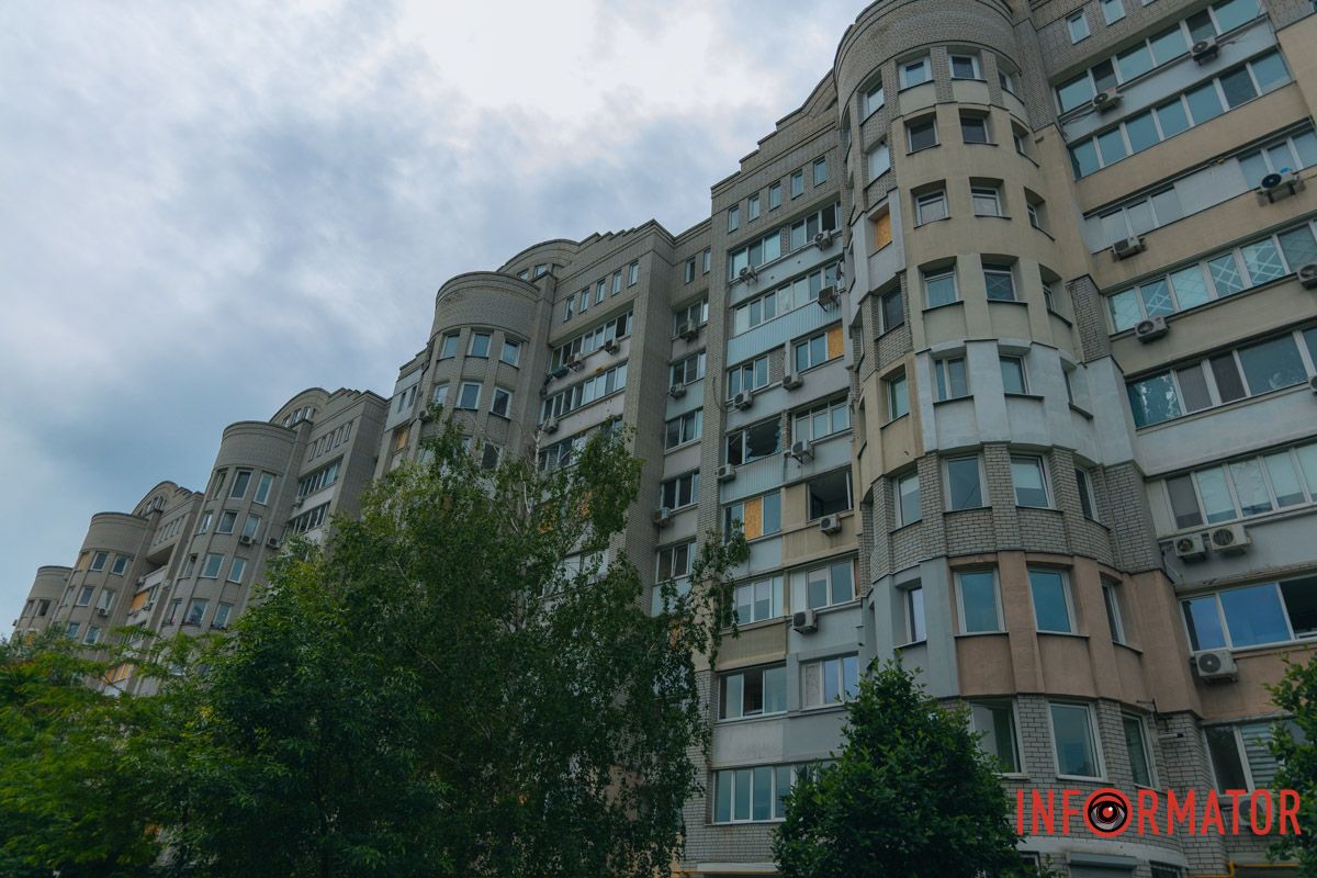 містяни несуть квіти до зруйнованого будинку, триває ліквідація наслідків