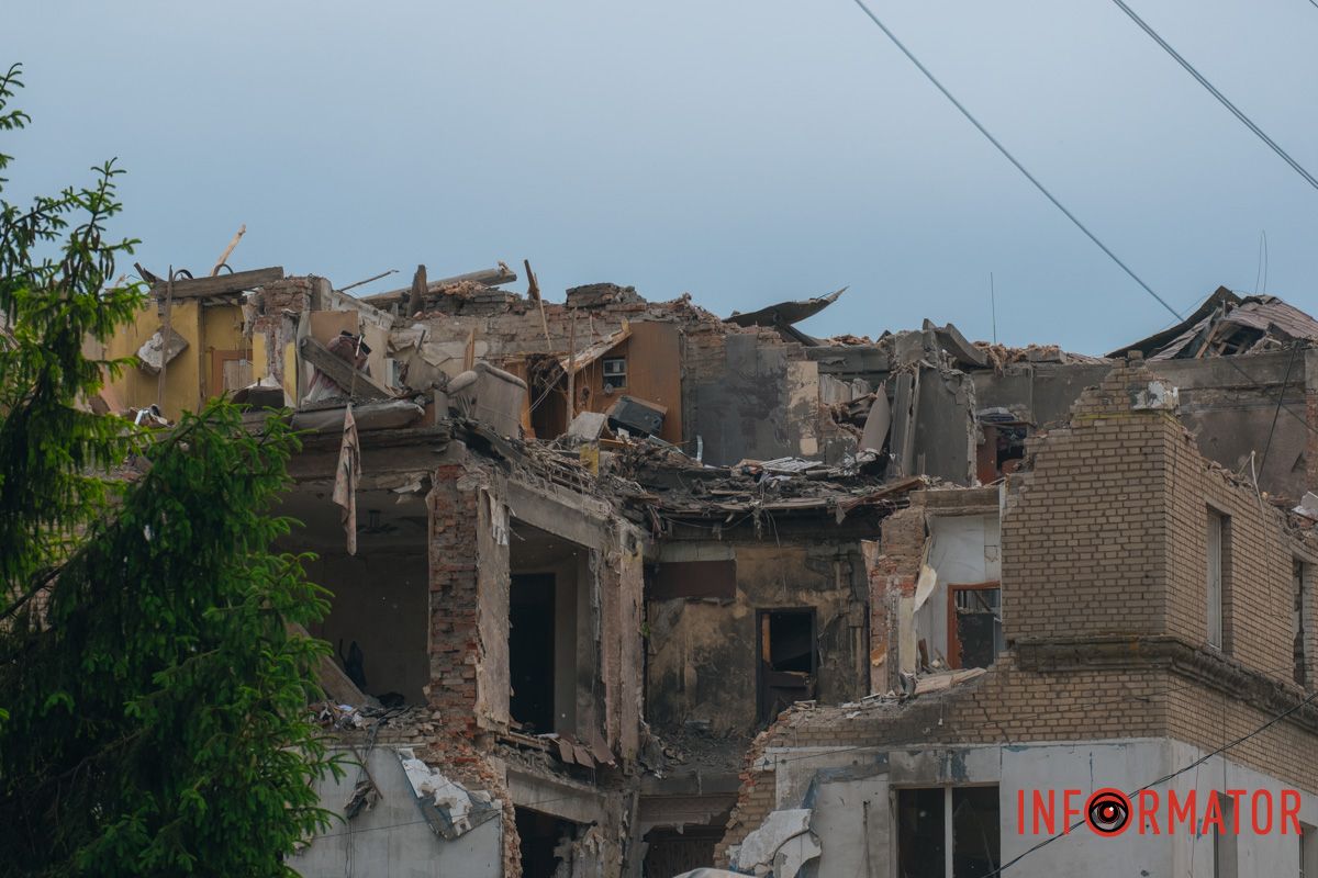 містяни несуть квіти до зруйнованого будинку, триває ліквідація наслідків