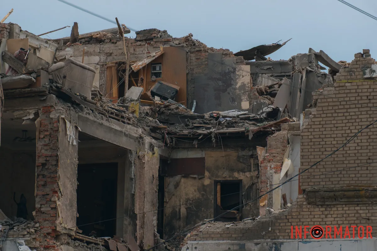 містяни несуть квіти до зруйнованого будинку, триває ліквідація наслідків
