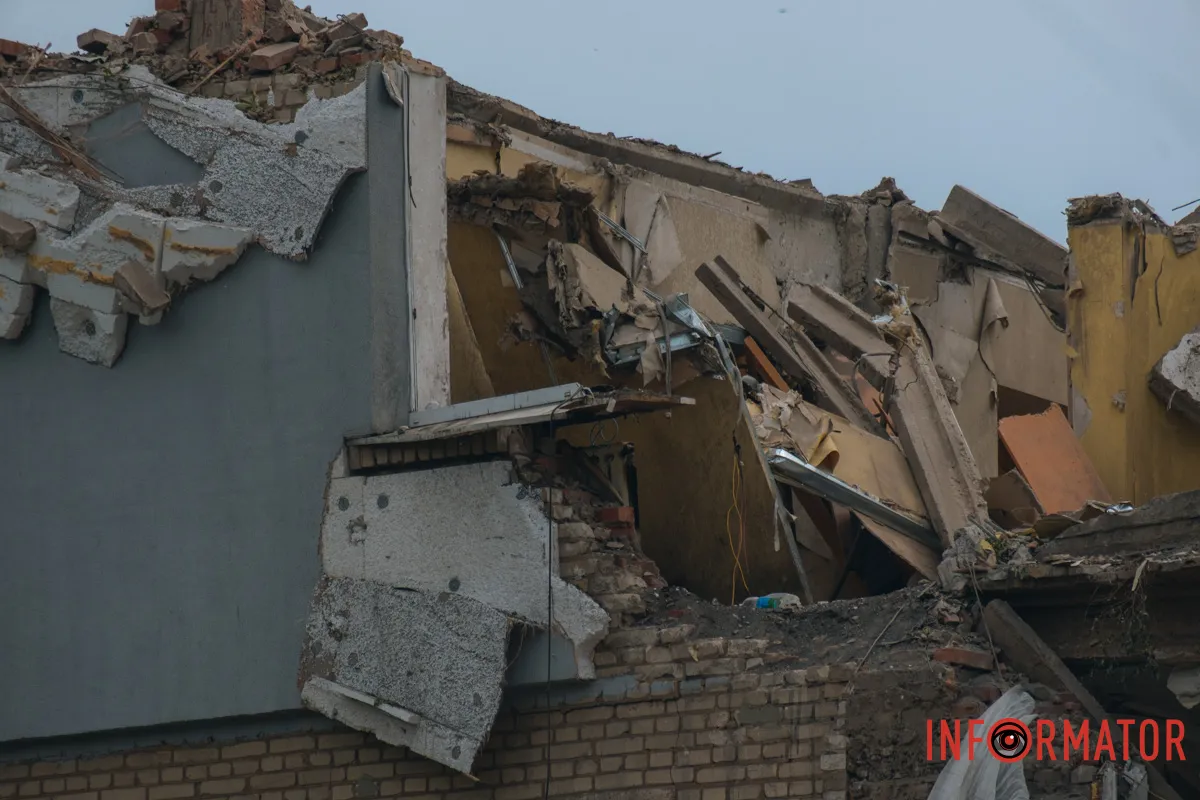 містяни несуть квіти до зруйнованого будинку, триває ліквідація наслідків