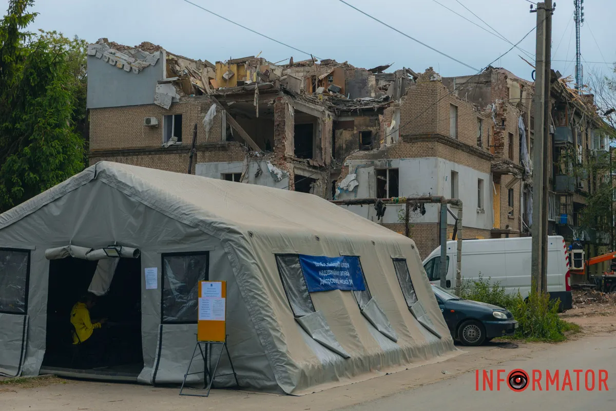 містяни несуть квіти до зруйнованого будинку, триває ліквідація наслідків
