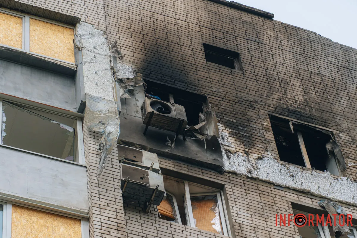 містяни несуть квіти до зруйнованого будинку, триває ліквідація наслідків