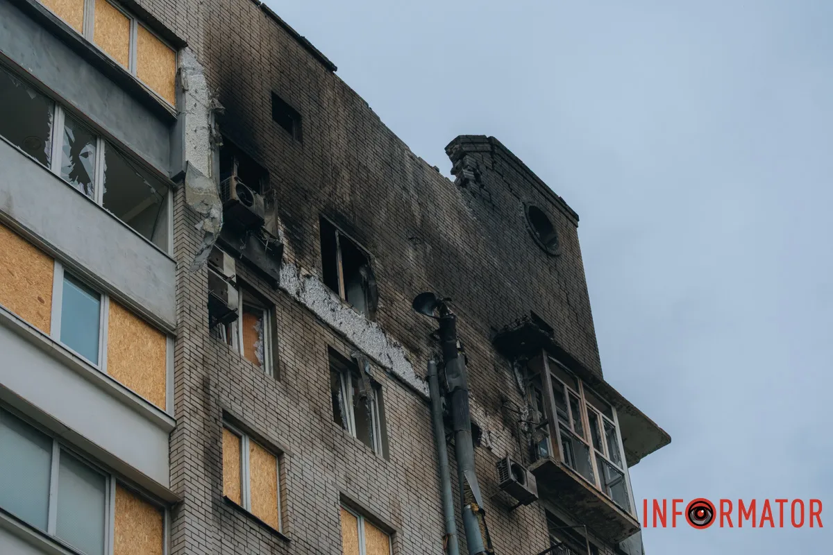 містяни несуть квіти до зруйнованого будинку, триває ліквідація наслідків