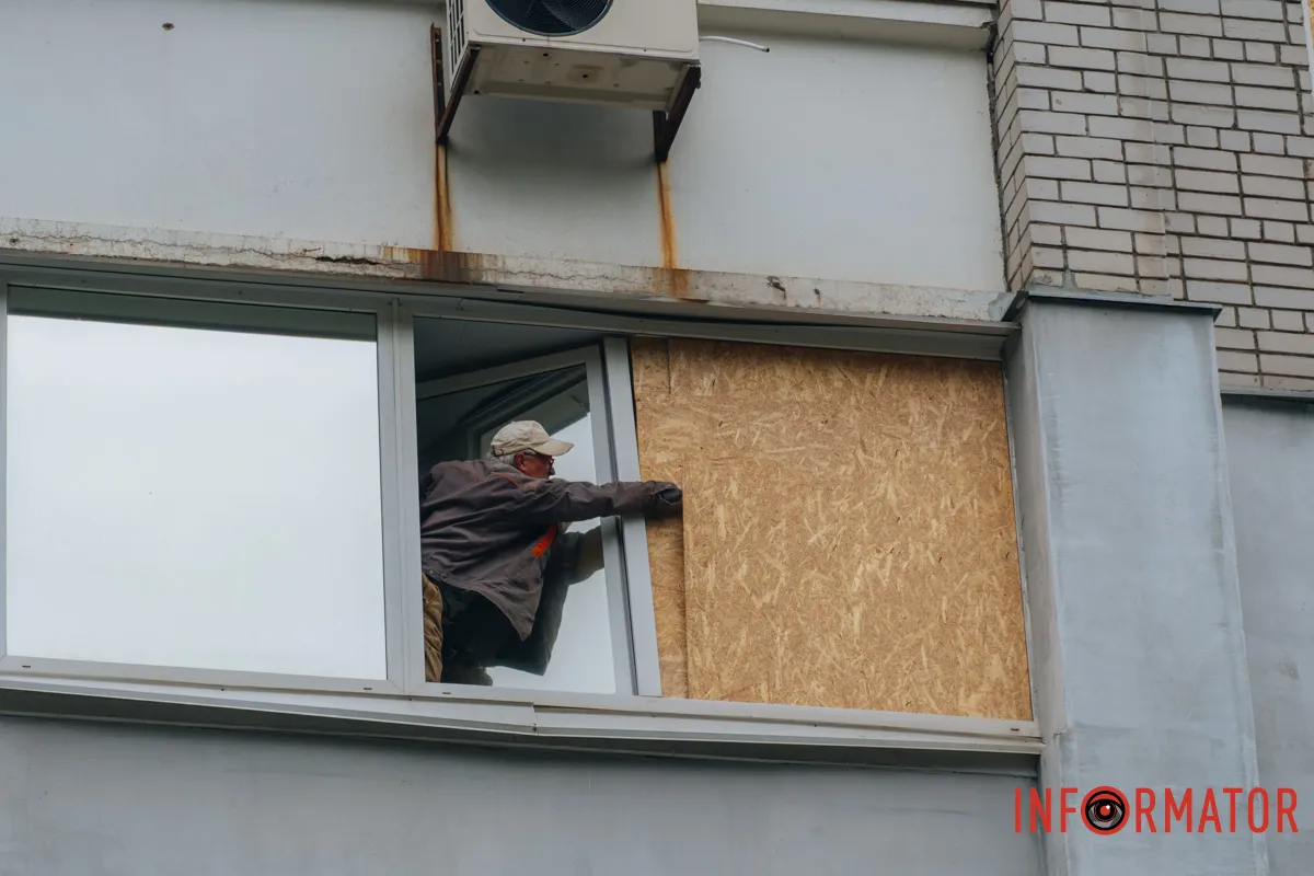 містяни несуть квіти до зруйнованого будинку, триває ліквідація наслідків
