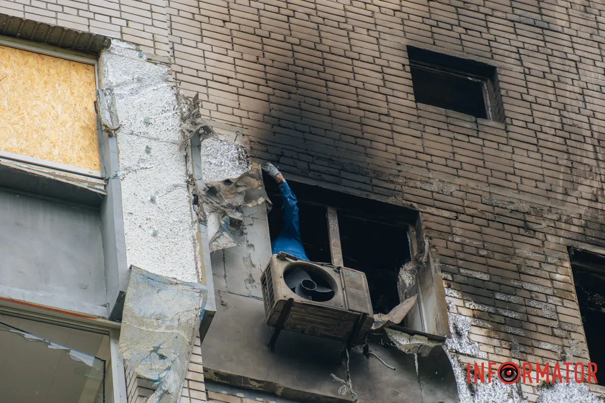 містяни несуть квіти до зруйнованого будинку, триває ліквідація наслідків