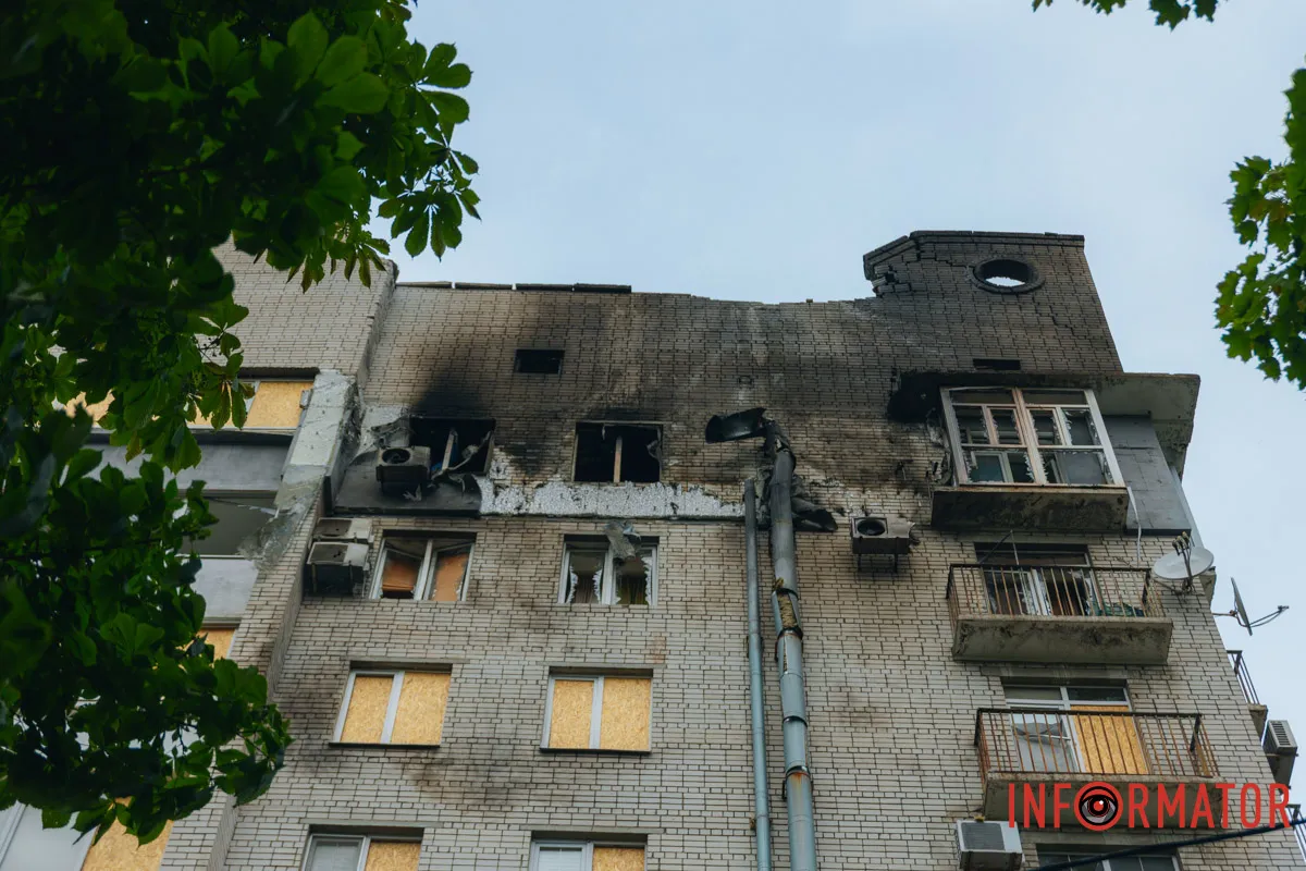 містяни несуть квіти до зруйнованого будинку, триває ліквідація наслідків