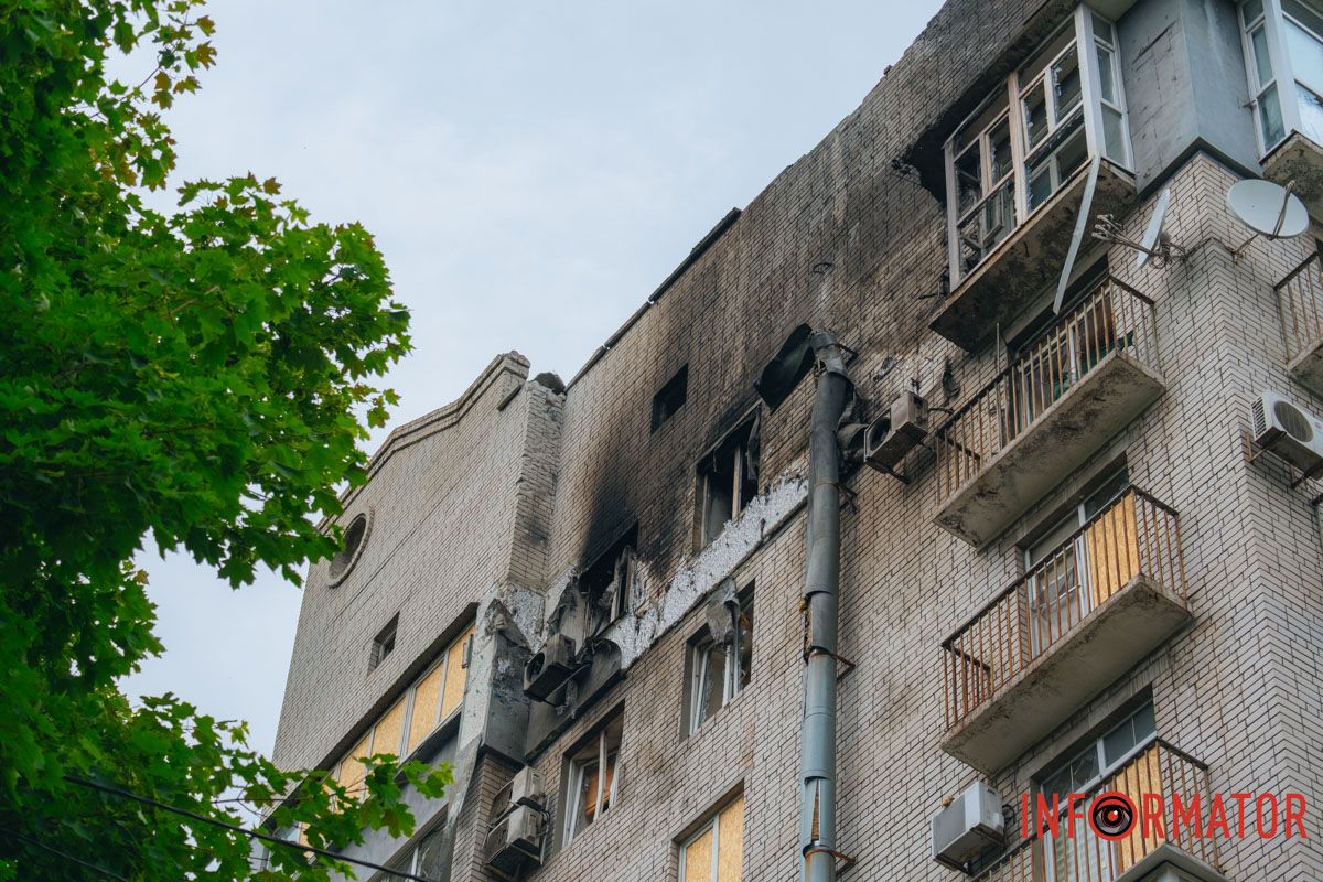 містяни несуть квіти до зруйнованого будинку, триває ліквідація наслідків