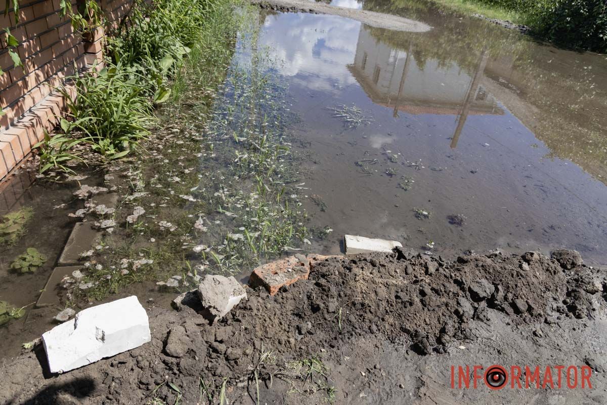 затопило прилеглі будинки, комунальні служби не реагували пів дня