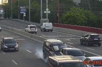 У Дніпрі на Новому мості Nissan врізався у Volkswagen після того, як його протаранив Renault: відео моменту