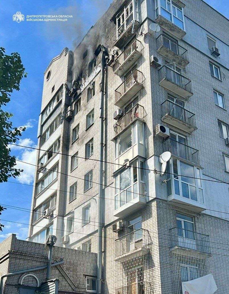 Дрон влучив у багатоповерхівку в Дніпрі: моторошне відео влучання