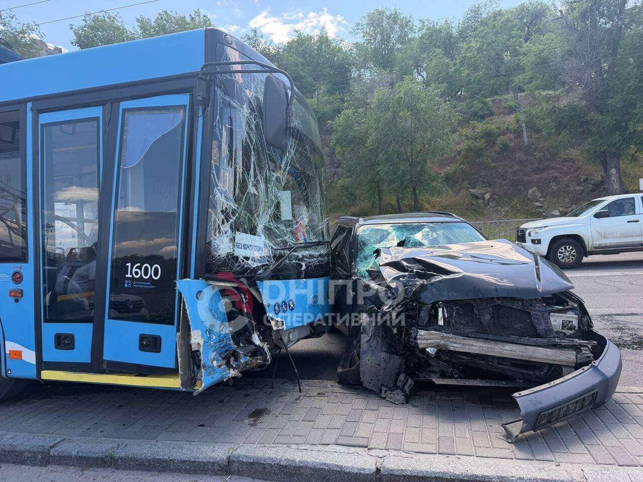 Subaru вилетів на зустрічну: у Дніпрі сталася масштабна ДТП з тролейбусом