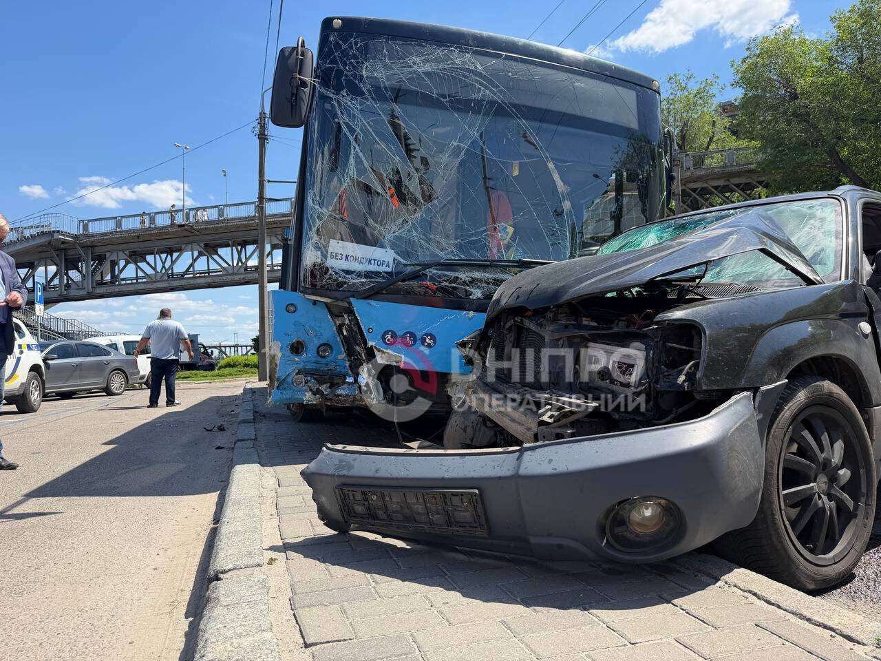 Subaru вилетів на зустрічну: у Дніпрі сталася масштабна ДТП з тролейбусом