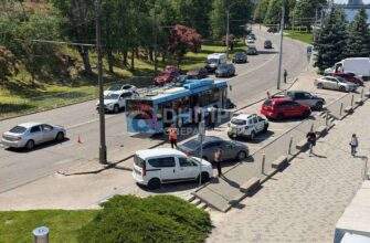 Subaru вилетів на зустрічну: у Дніпрі сталася масштабна ДТП з тролейбусом