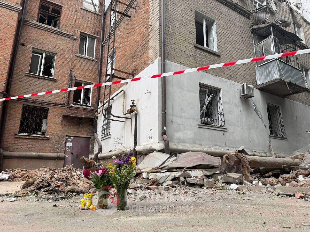 Top До руїн будинку люди несуть квіти та іграшки: що зараз відбувається на місцях вчорашніх атак по Дніпру