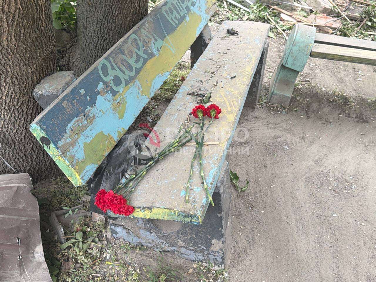 Top До руїн будинку люди несуть квіти та іграшки: що зараз відбувається на місцях вчорашніх атак по Дніпру