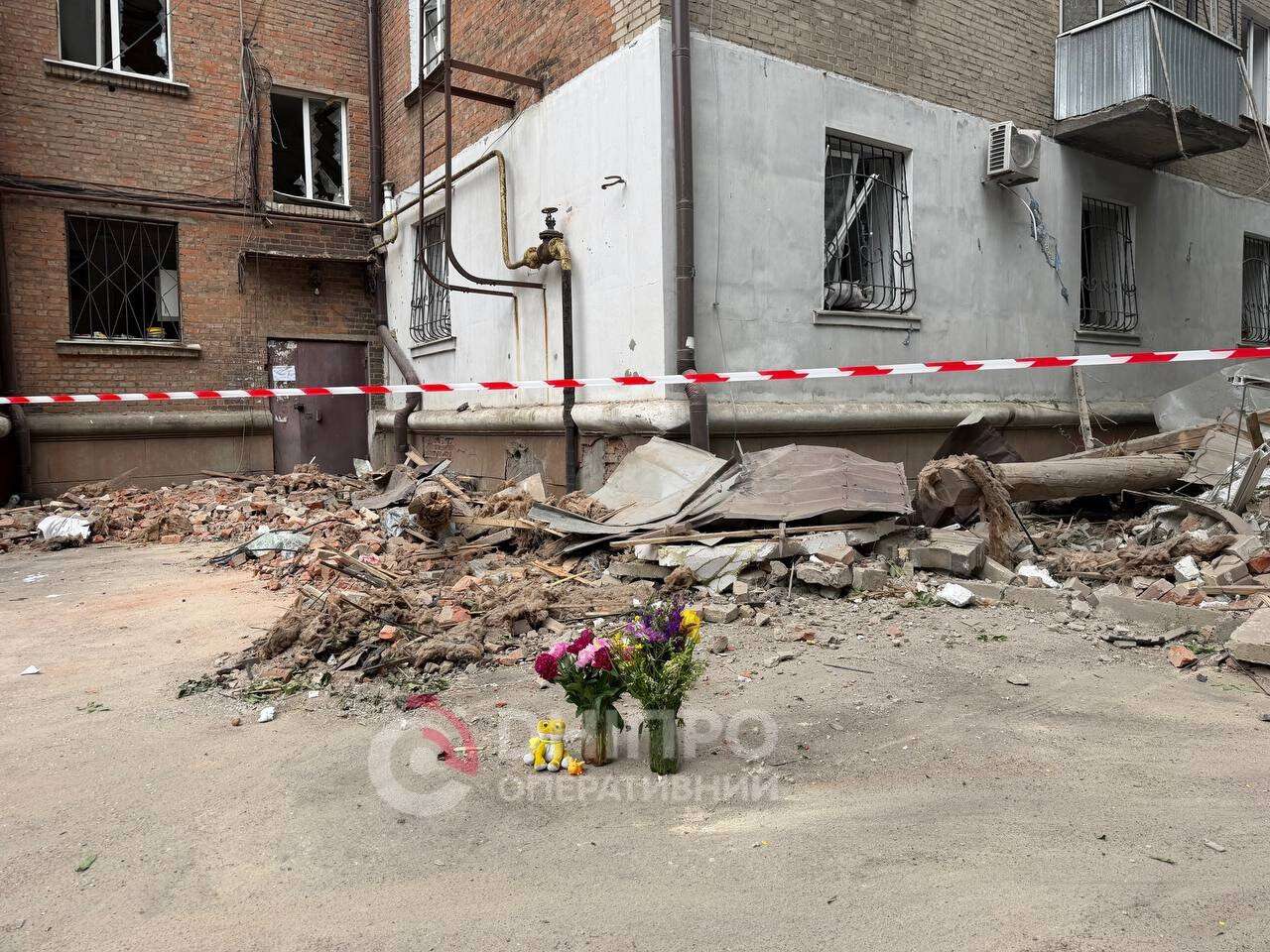 Top До руїн будинку люди несуть квіти та іграшки: що зараз відбувається на місцях вчорашніх атак по Дніпру