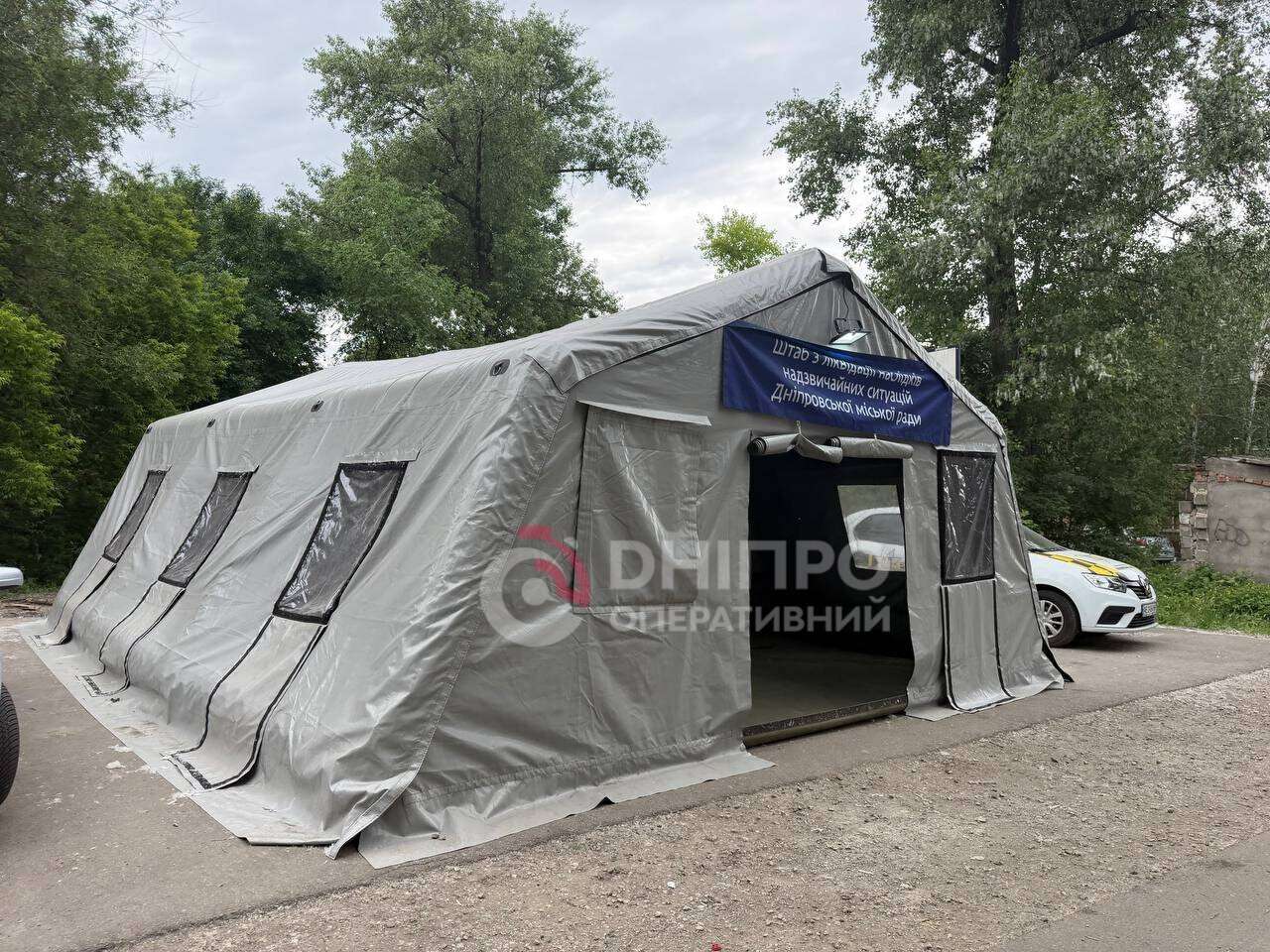 Top До руїн будинку люди несуть квіти та іграшки: що зараз відбувається на місцях вчорашніх атак по Дніпру