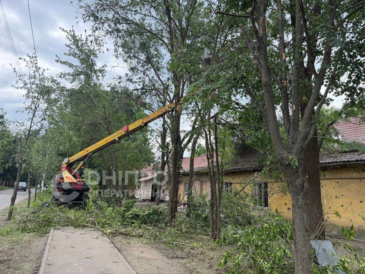 Top До руїн будинку люди несуть квіти та іграшки: що зараз відбувається на місцях вчорашніх атак по Дніпру