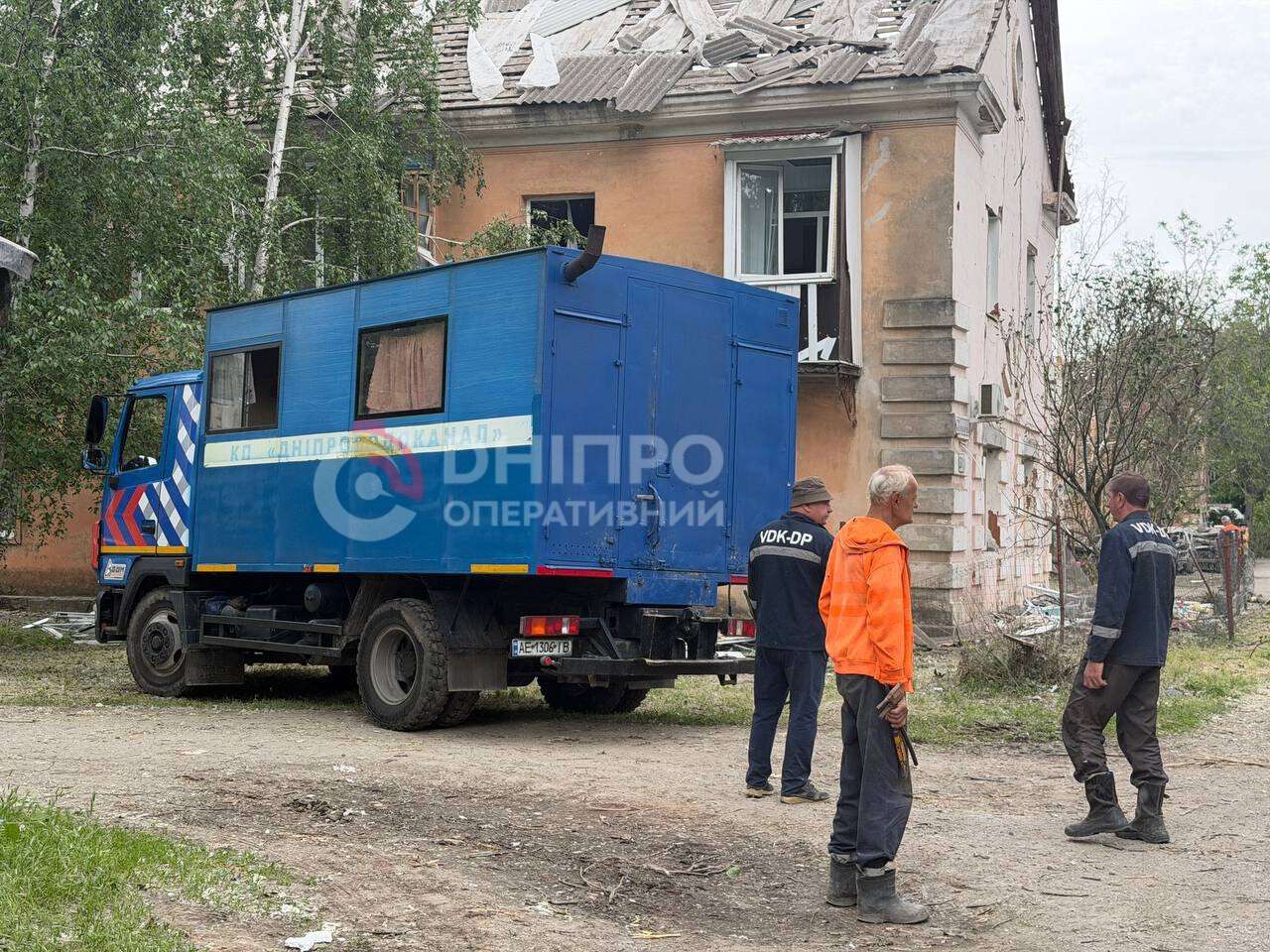 Top До руїн будинку люди несуть квіти та іграшки: що зараз відбувається на місцях вчорашніх атак по Дніпру