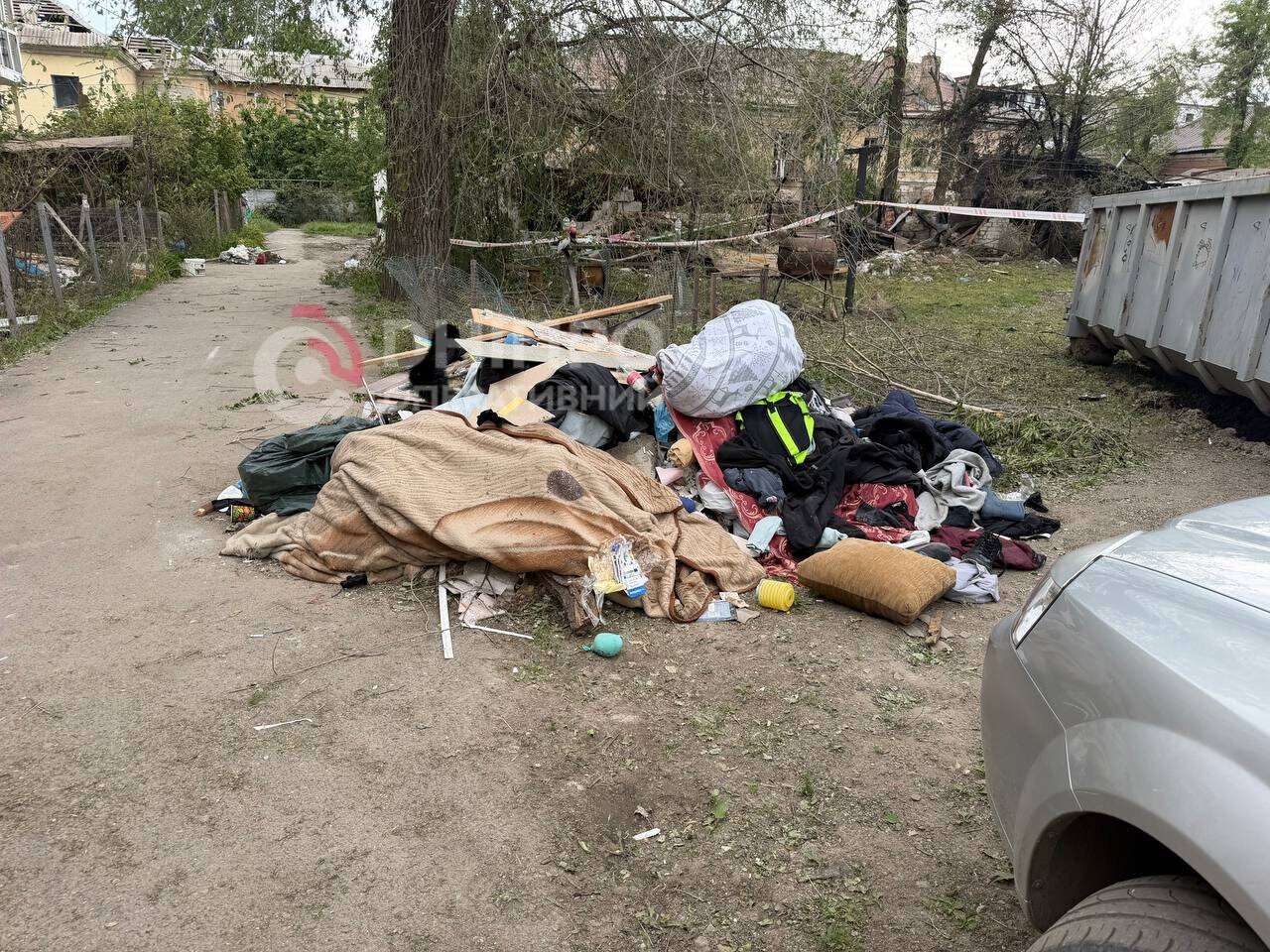 Top До руїн будинку люди несуть квіти та іграшки: що зараз відбувається на місцях вчорашніх атак по Дніпру