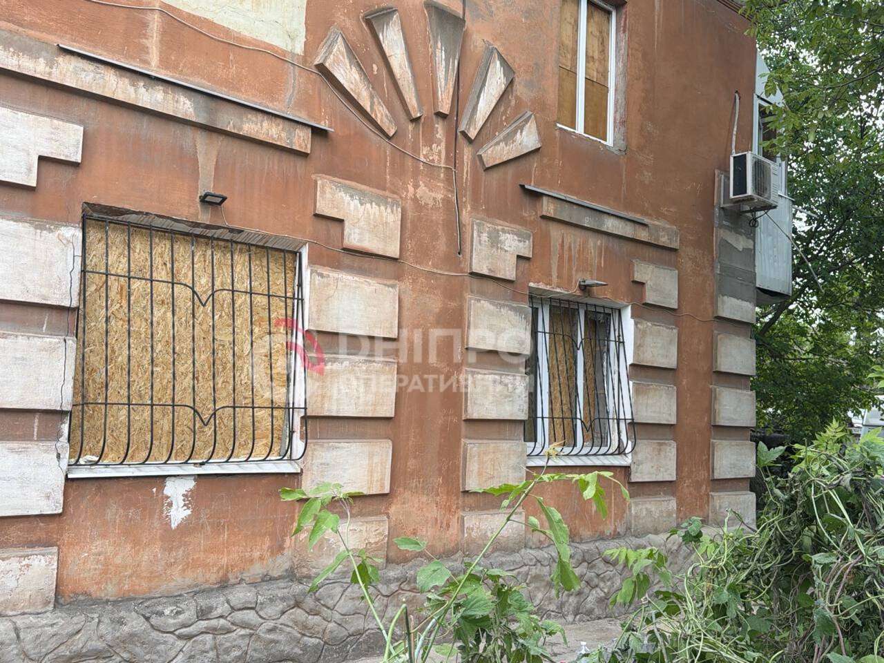 Top До руїн будинку люди несуть квіти та іграшки: що зараз відбувається на місцях вчорашніх атак по Дніпру