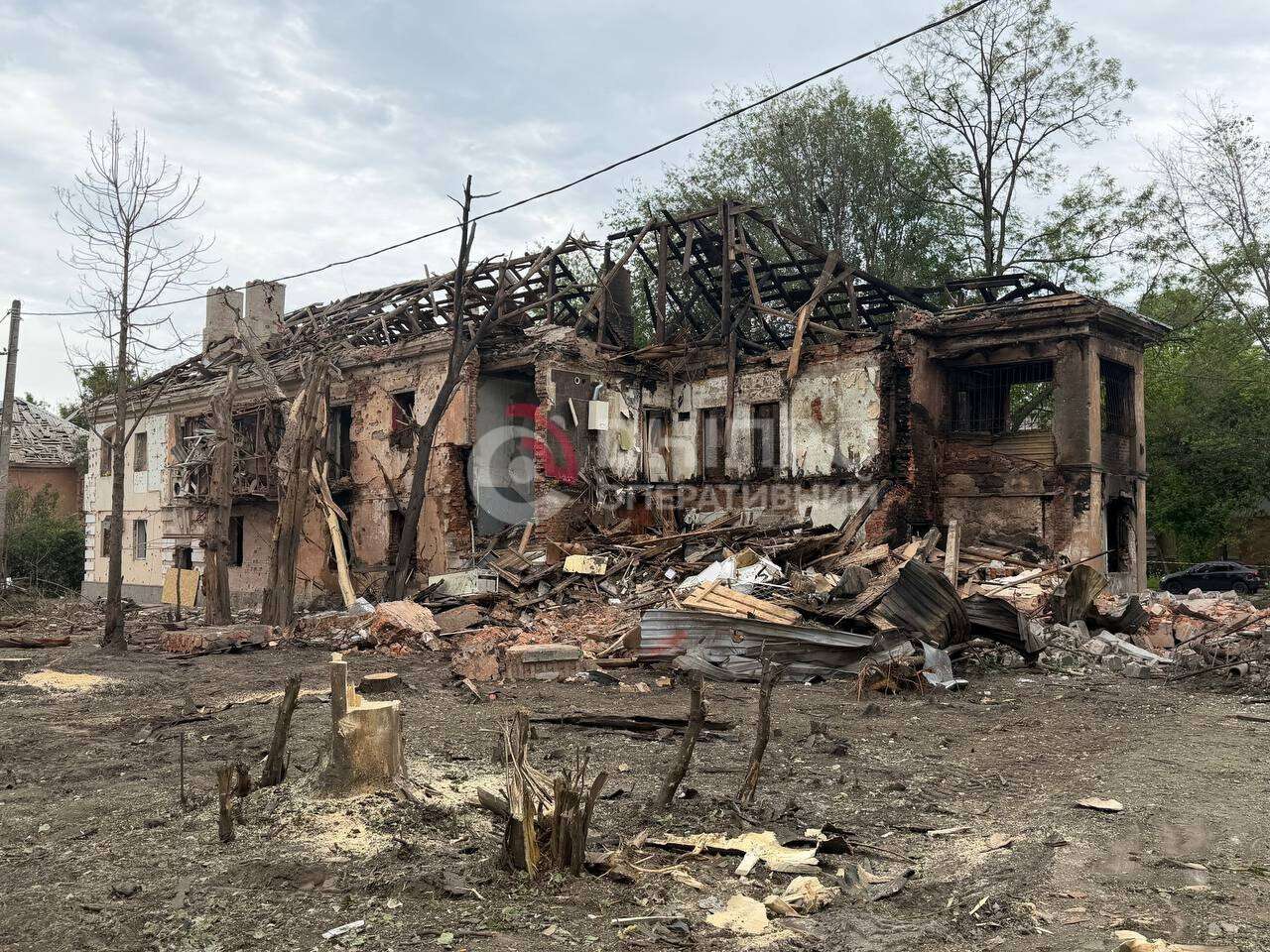 Top До руїн будинку люди несуть квіти та іграшки: що зараз відбувається на місцях вчорашніх атак по Дніпру